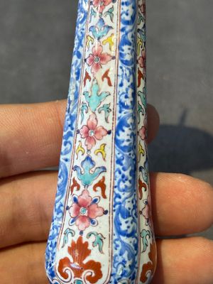 A pair of Chinese Canton enamel candlesticks with floral design, Yongzheng/Qianlong — foto 8