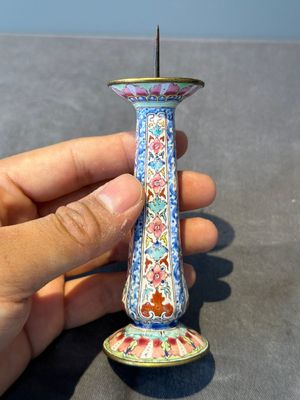 A pair of Chinese Canton enamel candlesticks with floral design, Yongzheng/Qianlong — foto 9