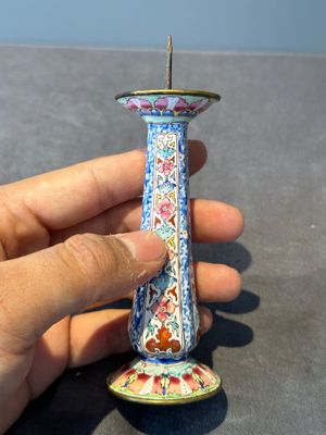 A pair of Chinese Canton enamel candlesticks with floral design, Yongzheng/Qianlong — foto 10