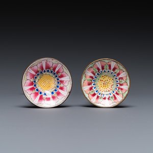 A pair of Chinese Canton enamel candlesticks with floral design, Yongzheng/Qianlong — foto 7
