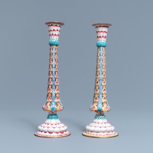A pair of Chinese Canton enamel candlesticks with floral design, Yongzheng — 照片 4