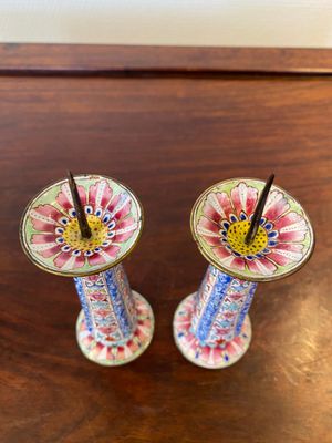 A pair of Chinese Canton enamel candlesticks, Yongzheng/Qianlong — photo 3