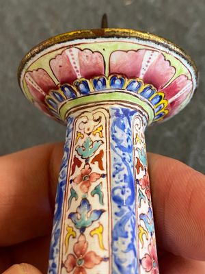 A pair of Chinese Canton enamel candlesticks, Yongzheng/Qianlong — photo 7