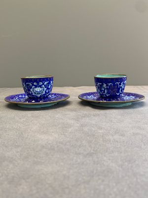 A pair of Chinese Canton enamel 'double happiness 囍' trembleuse cups and saucers, Qianlong/Jiaqing — 照片 1