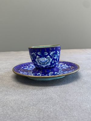A pair of Chinese Canton enamel 'double happiness 囍' trembleuse cups and saucers, Qianlong/Jiaqing — 照片 11