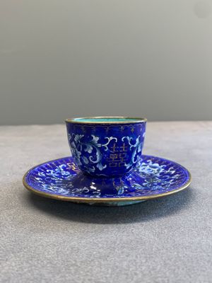 A pair of Chinese Canton enamel 'double happiness 囍' trembleuse cups and saucers, Qianlong/Jiaqing — 照片 4