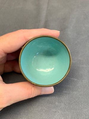 A pair of Chinese Canton enamel 'double happiness 囍' trembleuse cups and saucers, Qianlong/Jiaqing — 照片 6