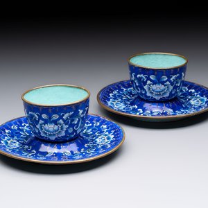 A pair of Chinese Canton enamel 'double happiness 囍' trembleuse cups and saucers, Qianlong/Jiaqing — 照片 1