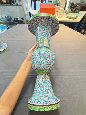 A pair of Chinese Canton enamel 'gu' vases with floral design, Qianlong — 照片 1