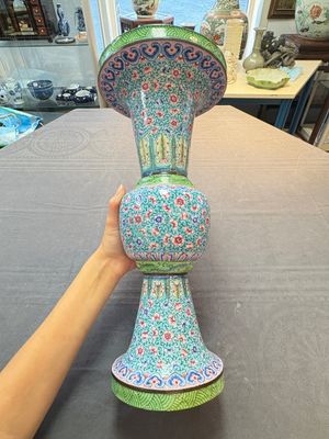 A pair of Chinese Canton enamel 'gu' vases with floral design, Qianlong — 照片 12