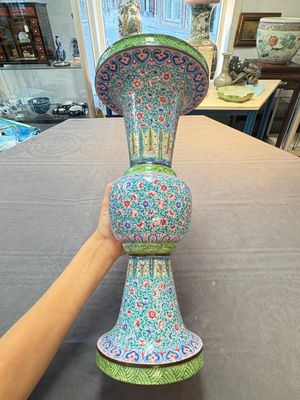 A pair of Chinese Canton enamel 'gu' vases with floral design, Qianlong — 照片 13