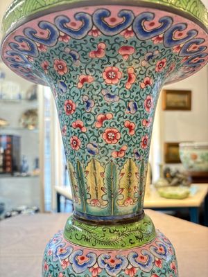 A pair of Chinese Canton enamel 'gu' vases with floral design, Qianlong — 照片 17