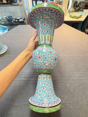 A pair of Chinese Canton enamel 'gu' vases with floral design, Qianlong — 照片 2