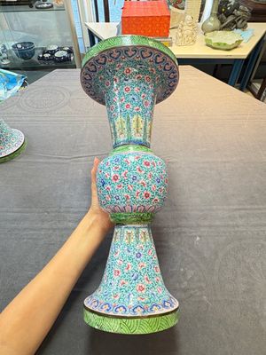 A pair of Chinese Canton enamel 'gu' vases with floral design, Qianlong — 照片 3