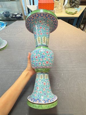 A pair of Chinese Canton enamel 'gu' vases with floral design, Qianlong — 照片 4