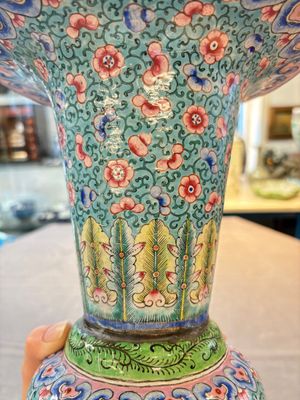 A pair of Chinese Canton enamel 'gu' vases with floral design, Qianlong — 照片 7