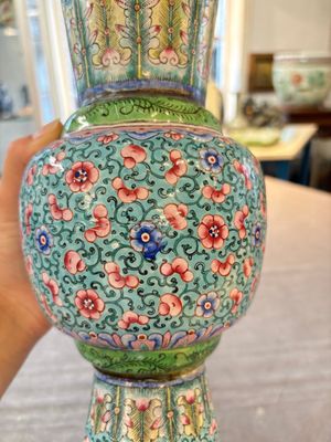 A pair of Chinese Canton enamel 'gu' vases with floral design, Qianlong — 照片 8