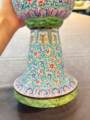 A pair of Chinese Canton enamel 'gu' vases with floral design, Qianlong — 照片 9