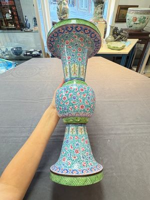 A pair of Chinese Canton enamel 'gu' vases with floral design, Qianlong — 照片 10