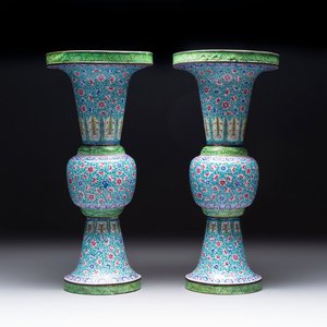 A pair of Chinese Canton enamel 'gu' vases with floral design, Qianlong — 照片 1