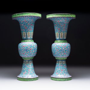 A pair of Chinese Canton enamel 'gu' vases with floral design, Qianlong — 照片 2