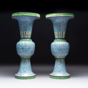 A pair of Chinese Canton enamel 'gu' vases with floral design, Qianlong — 照片 3