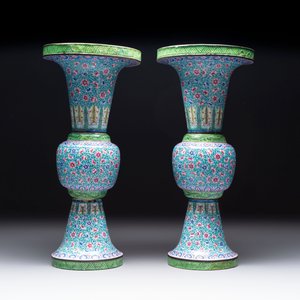 A pair of Chinese Canton enamel 'gu' vases with floral design, Qianlong — 照片 4