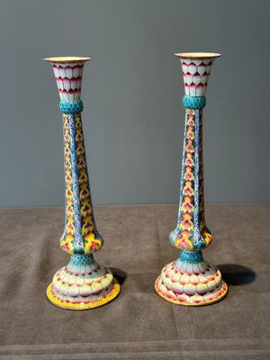 A pair of Chinese Canton enamel 'lotus' candlesticks, Yongzheng — 照片 1