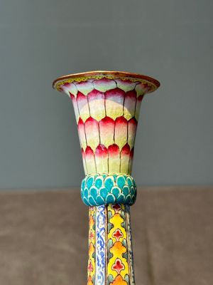 A pair of Chinese Canton enamel 'lotus' candlesticks, Yongzheng — 照片 2