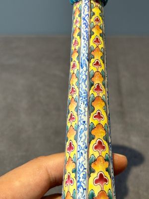 A pair of Chinese Canton enamel 'lotus' candlesticks, Yongzheng — 照片 3
