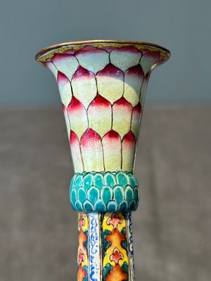 A pair of Chinese Canton enamel 'lotus' candlesticks, Yongzheng — 照片 8