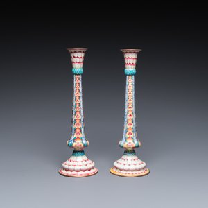 A pair of Chinese Canton enamel 'lotus' candlesticks, Yongzheng — 照片 4