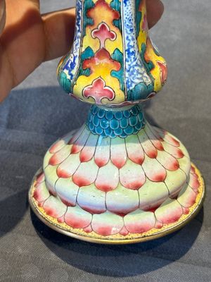 A pair of Chinese Canton enamel 'lotus' candlesticks, Yongzheng — photo 11
