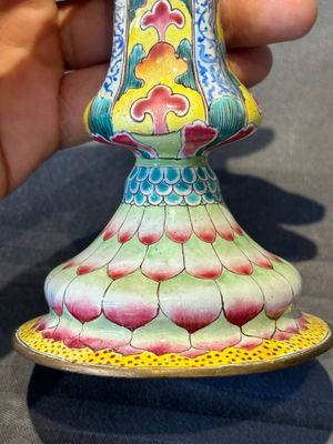 A pair of Chinese Canton enamel 'lotus' candlesticks, Yongzheng — photo 4