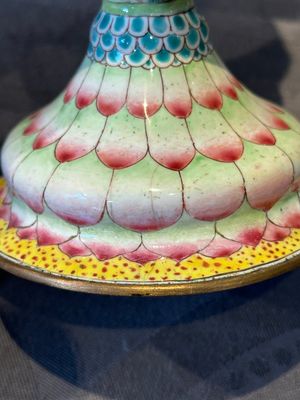 A pair of Chinese Canton enamel 'lotus' candlesticks, Yongzheng — photo 7