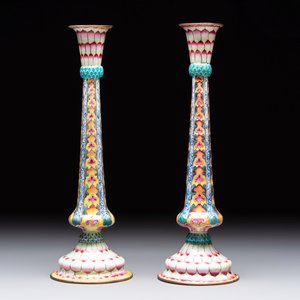A pair of Chinese Canton enamel 'lotus' candlesticks, Yongzheng — photo 3