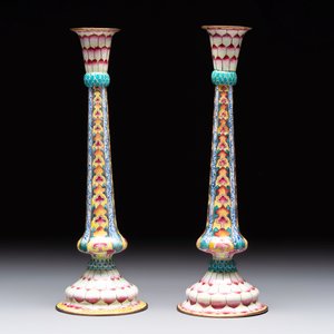A pair of Chinese Canton enamel 'lotus' candlesticks, Yongzheng — photo 4