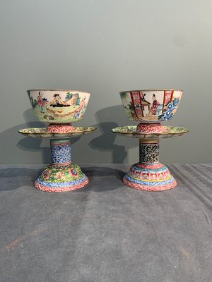 A pair of Chinese Canton enamel marriage bowls on stems, Yongzheng — 照片 1
