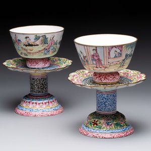 A pair of Chinese Canton enamel marriage bowls on stems, Yongzheng — 照片 1