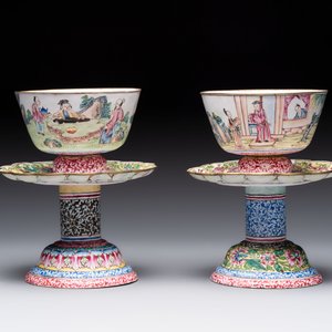A pair of Chinese Canton enamel marriage bowls on stems, Yongzheng — 照片 3