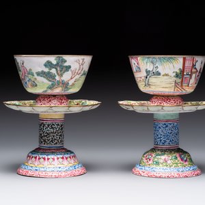 A pair of Chinese Canton enamel marriage bowls on stems, Yongzheng — 照片 4