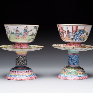 A pair of Chinese Canton enamel marriage bowls on stems, Yongzheng — 照片 5