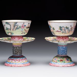A pair of Chinese Canton enamel marriage bowls on stems, Yongzheng — 照片 6