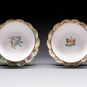 A pair of Chinese Canton enamel marriage bowls on stems, Yongzheng — 照片 7