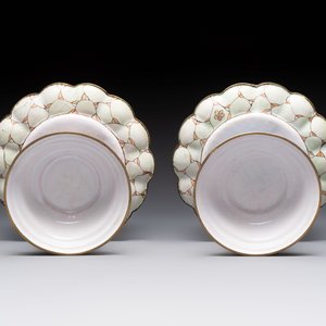 A pair of Chinese Canton enamel marriage bowls on stems, Yongzheng — 照片 8