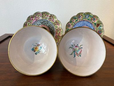 A pair of Chinese Canton enamel marriage bowls on stems, Yongzheng — 照片 5