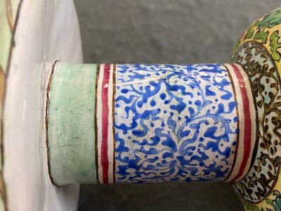 A pair of Chinese Canton enamel marriage bowls on stems, Yongzheng — 照片 9