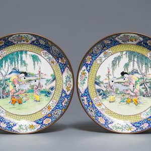 A pair of Chinese Canton enamel plates with ladies and children, Qianlong mark, 19th C. — 照片 1