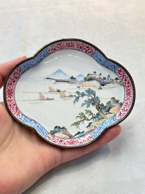 A pair of Chinese Canton enamel quadrifoil 'riverscape' saucers, Yi Qi 亦奇 mark, 18th C. — foto 1