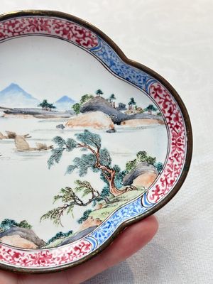 A pair of Chinese Canton enamel quadrifoil 'riverscape' saucers, Yi Qi 亦奇 mark, 18th C. — foto 2